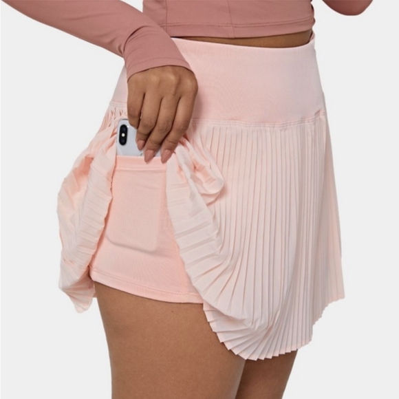 HALARA Dresses & Skirts - NWT Halara Breezeful skort M (sold out online)